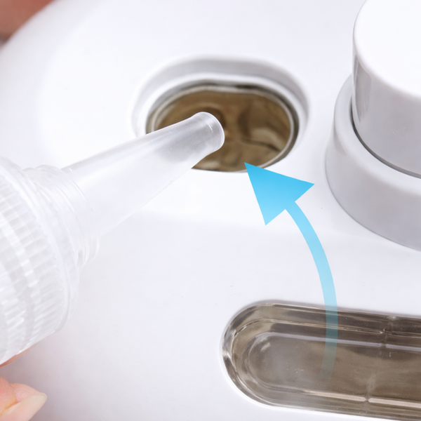Wasser oder Pflegelösung einfüllen